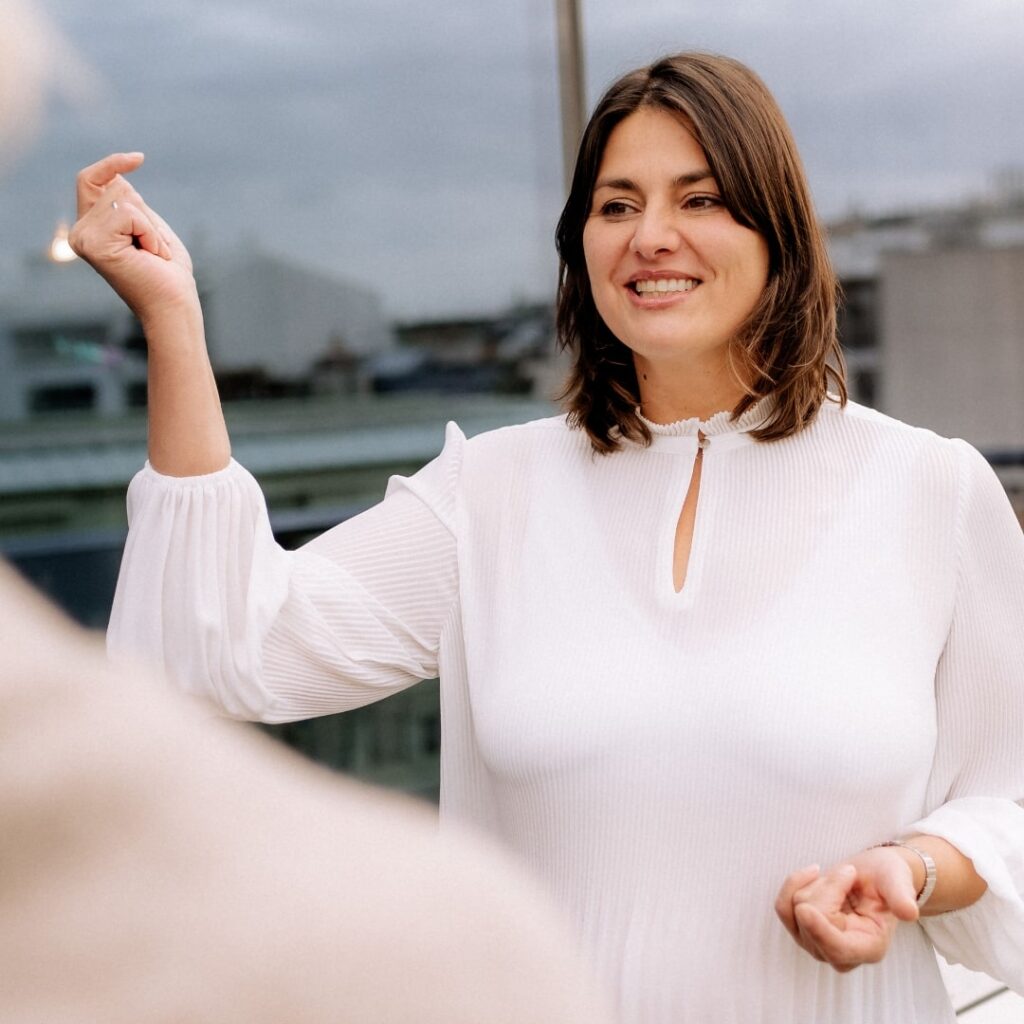 Frau steht vor Menschen